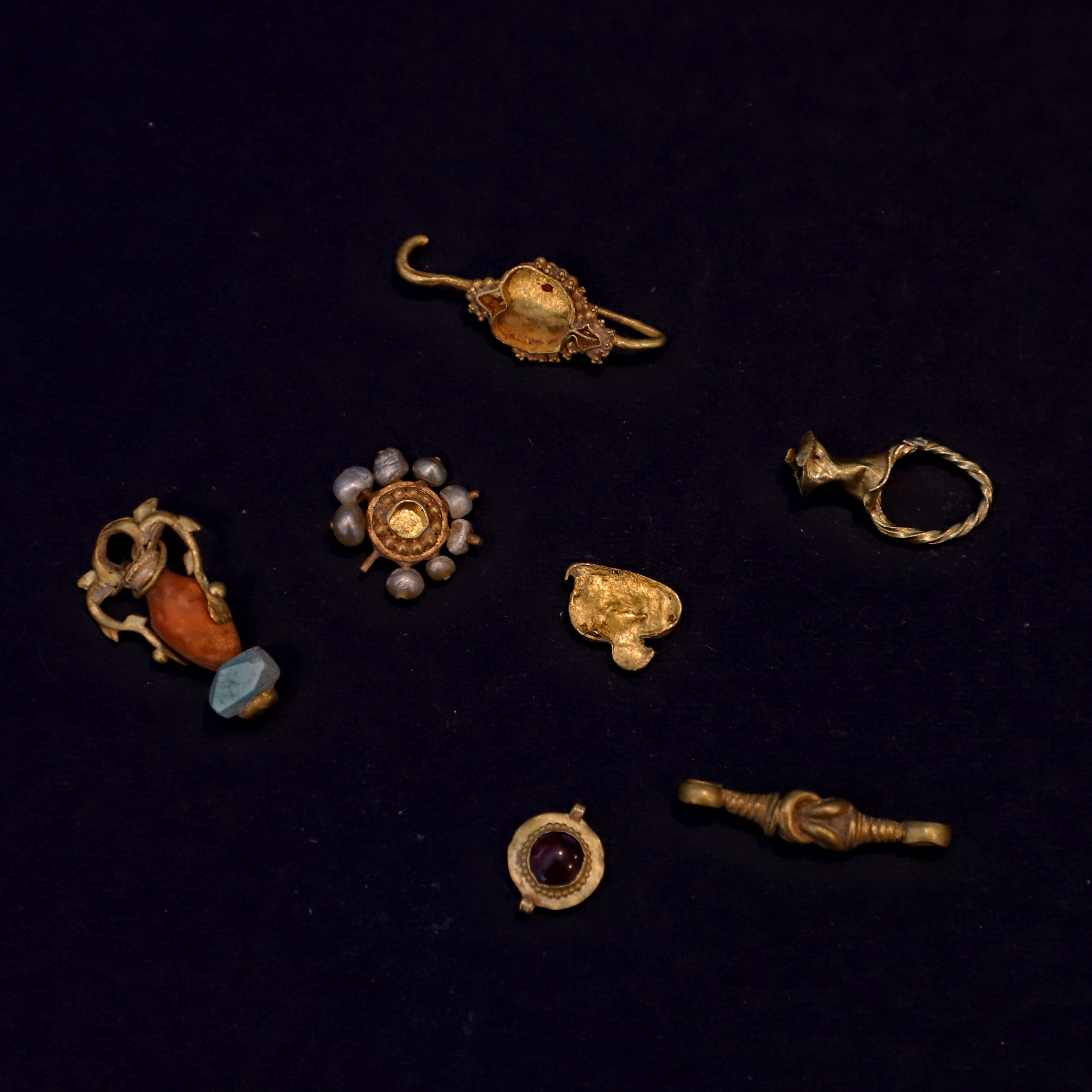 Mixed lot of Small Gold Ancient Greek Items – Ancient Finds Gallery